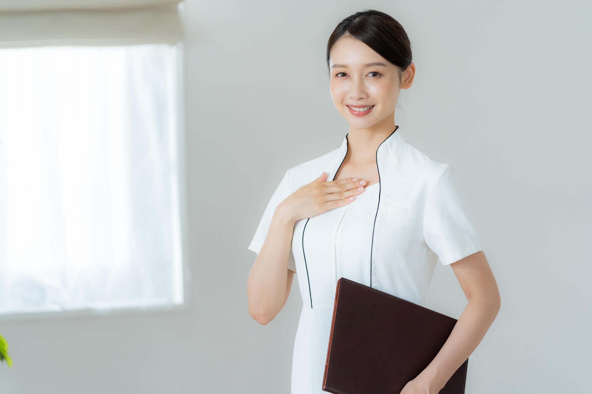 セラピストが働く時のおすすめの服装や制服とは？気を付けたい身だしなみについて